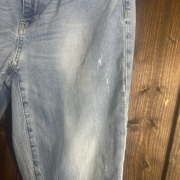 DKNY•SOHO Skinny•SIZE 8•slight distressing•Pre-Loved•good condition (13) - Picture 4 of 11